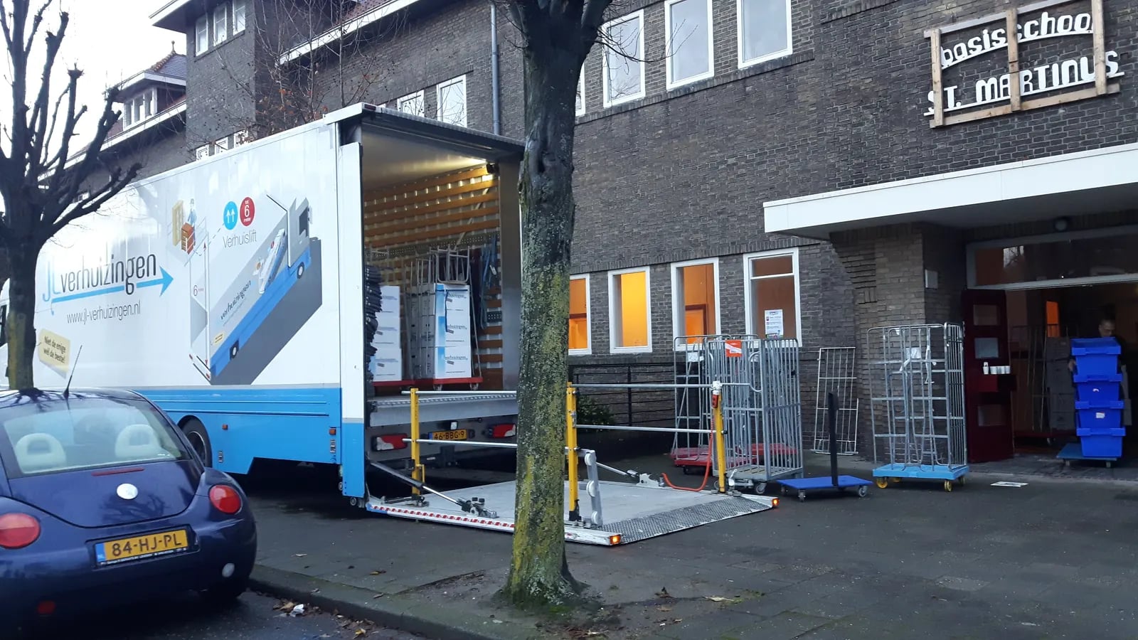 Vroege ochtend: lossen met de laadklep bij een basisschool
