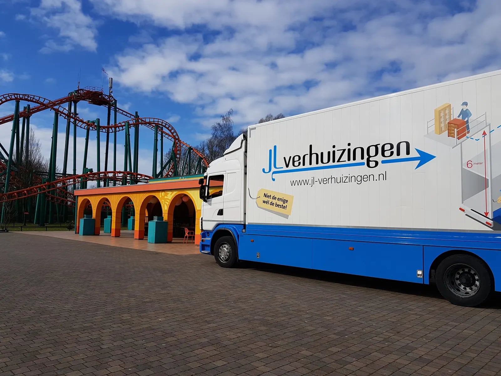 JL-verhuiswagen met oplegger op locatie bij een attractiepark