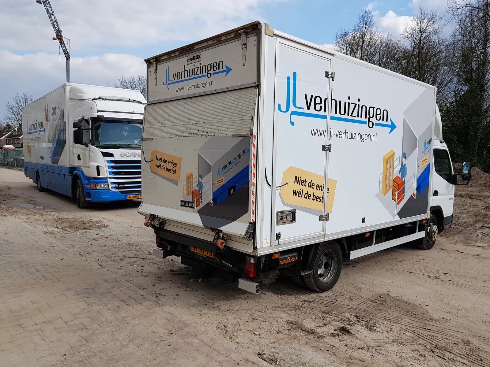 Twee wagens van de eigen vloot samen op locatie