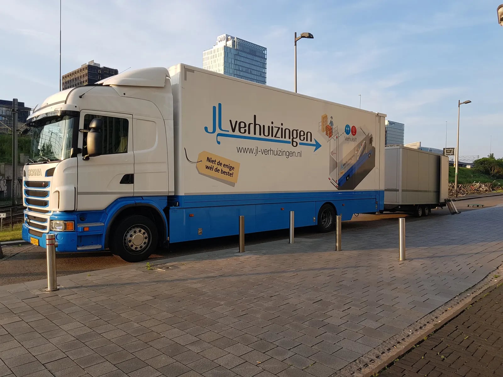 Verhuiswagen met aanhanger tijdens een klus in de stad
