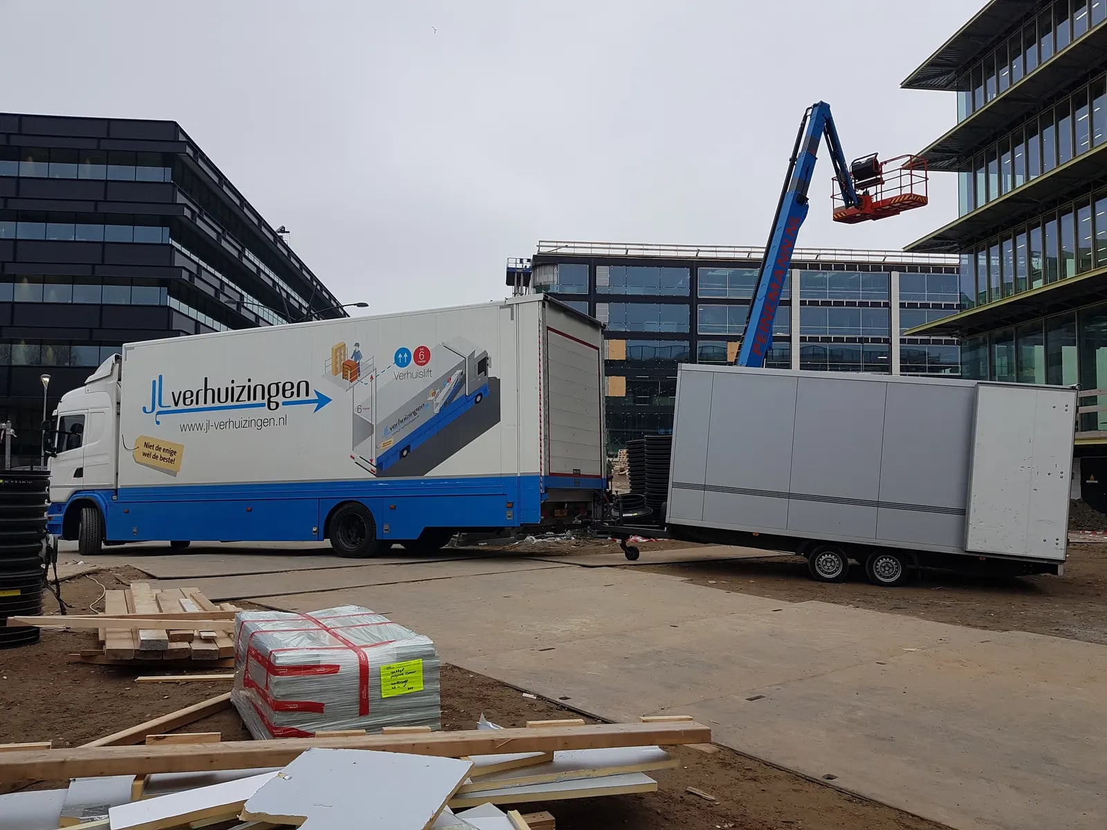Kantoorverhuizing met hoogwerker op een bedrijvencampus