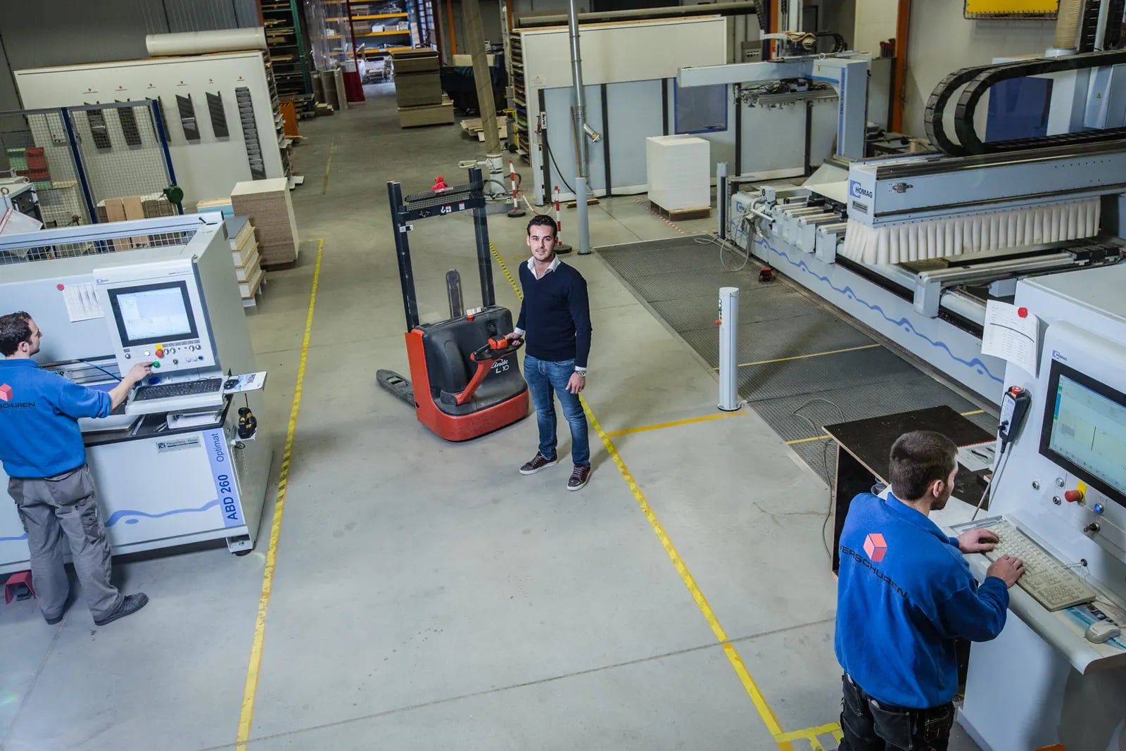 Bedrijfsverhuizing: machines verplaatsen in een productiehal