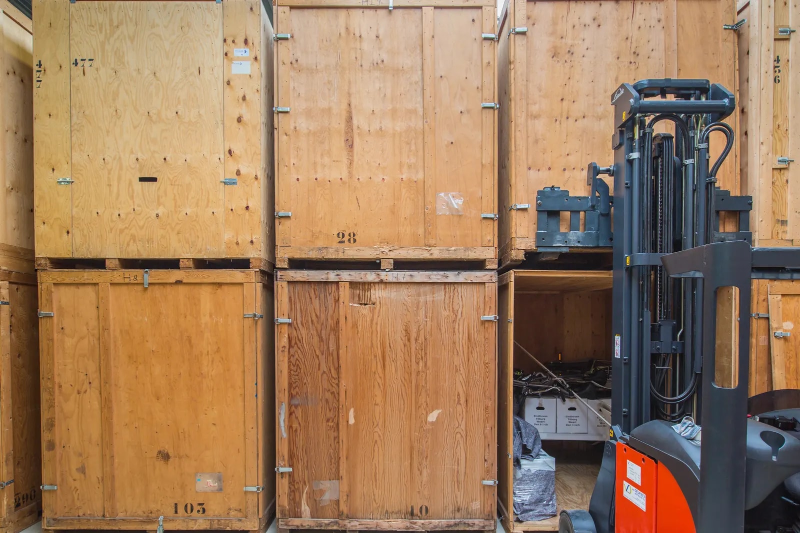 Houten opslagcontainers in het eigen magazijn van JL-Verhuizingen