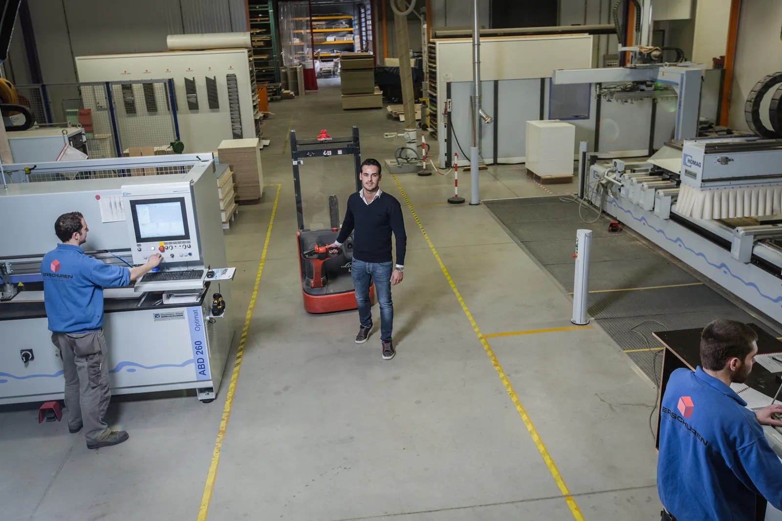 Bedrijfsverhuizing: JL verplaatst machines in een productiehal