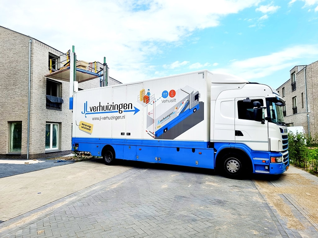 Eigen verhuiswagen van JL-Verhuizingen met verhuislift
